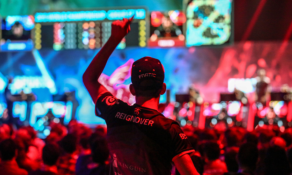 FPX战队冰岛集训启动，全力备战2025年LOL邀请赛，LPL赛区战术配合训练全面展开